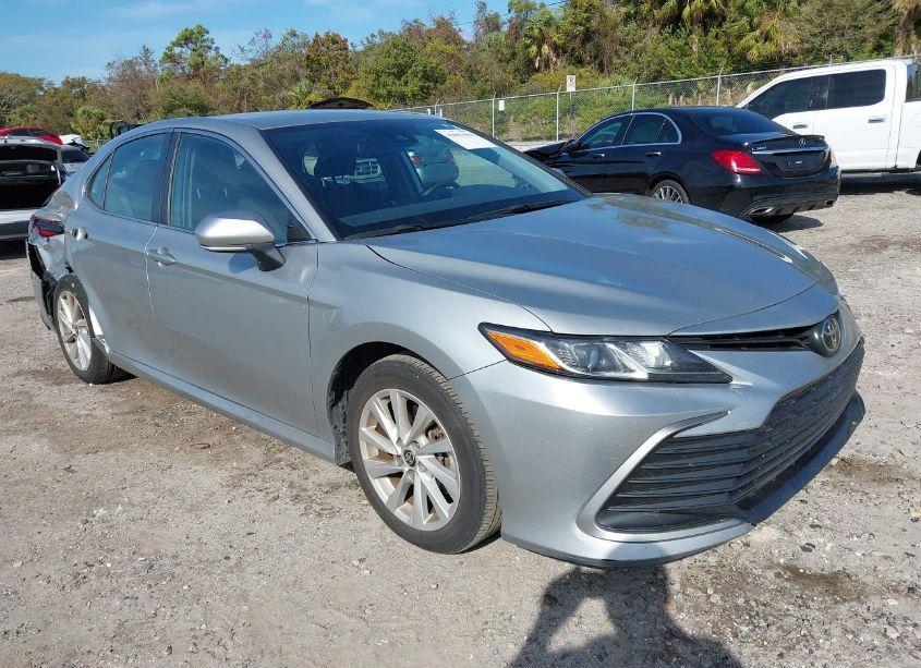2021 Toyota Camry LE (VIN 4T1R11AK5MU494117) main photo