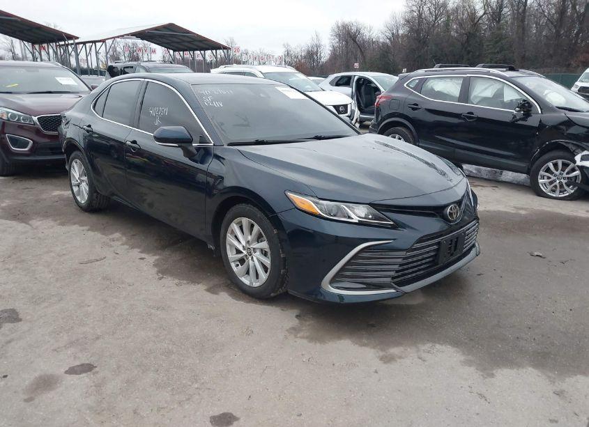 2021 Toyota Camry LE (VIN 4T1R11AK8MU513856) main photo