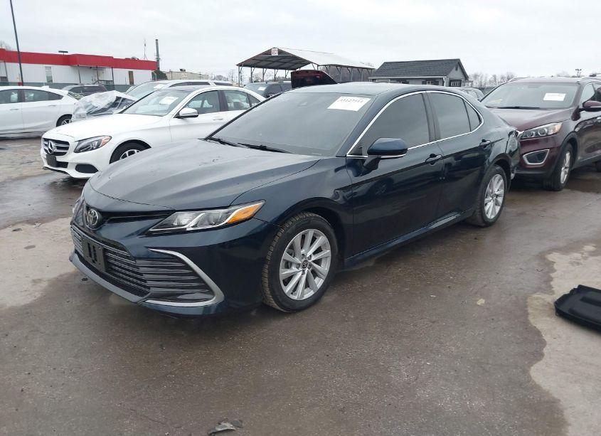 Photo 2 of 2021 Toyota Camry LE (VIN 4T1R11AK8MU513856)