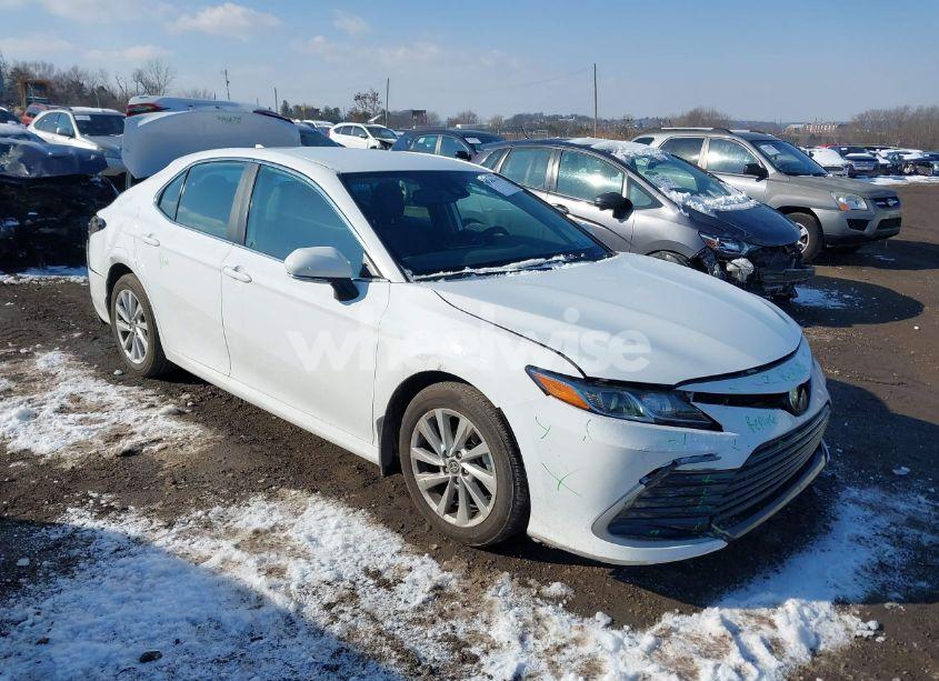 2022 Toyota Camry LE (VIN 4T1R11AK8NU071677) main photo