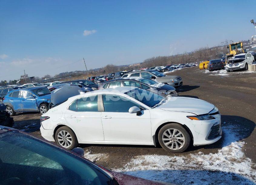 Photo 13 of 2022 Toyota Camry LE (VIN 4T1R11AK8NU071677)