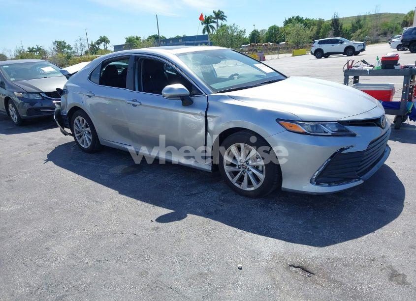 2024 Toyota Camry LE (VIN 4T1R11AK8RU906022) main photo
