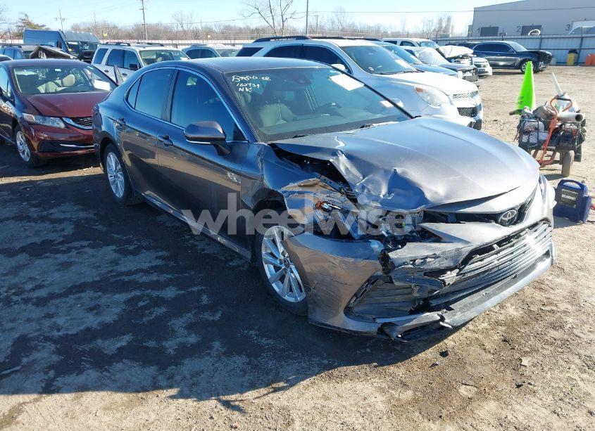 2021 Toyota Camry LE (VIN 4T1R11AK9MU447608) main photo