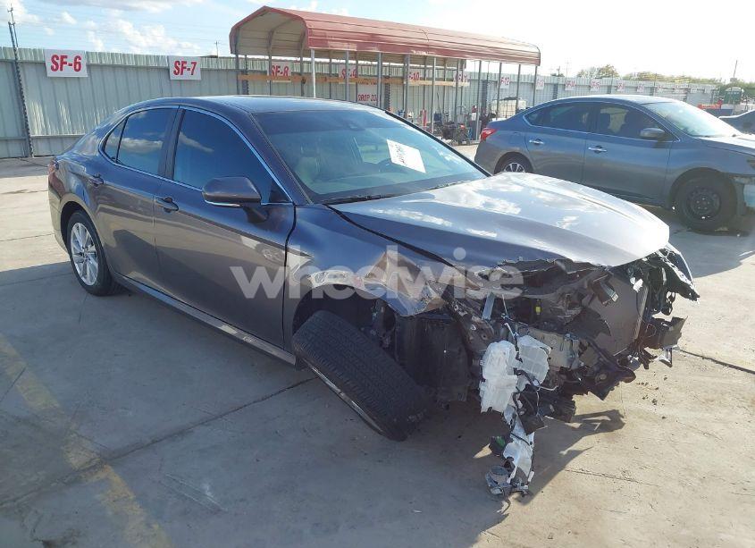 2024 Toyota Camry LE (VIN 4T1R11AKXRU223108) main photo