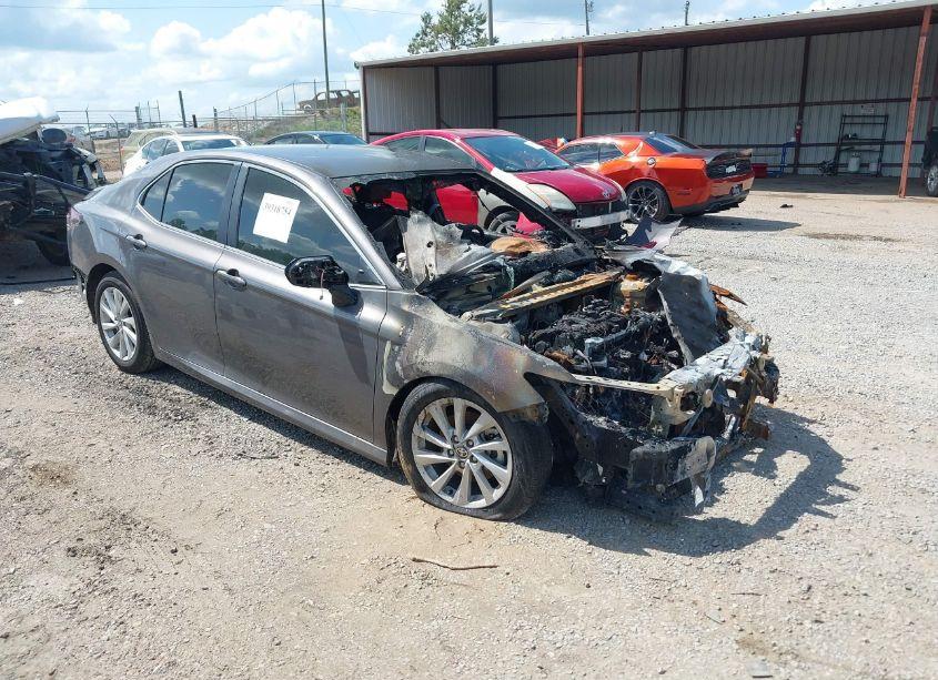 2024 Toyota Camry LE (VIN 4T1R11AKXRU876425) main photo