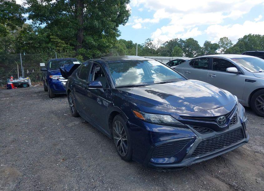 2022 Toyota Camry SE (VIN 4T1S11AK3NU679429) main photo