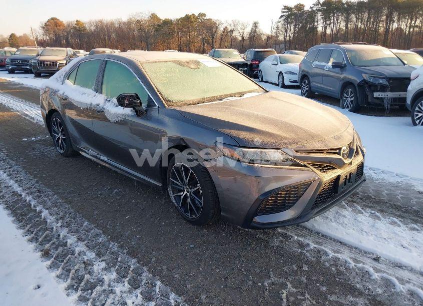2021 Toyota Camry SE (VIN 4T1T11AK0MU572048) main photo