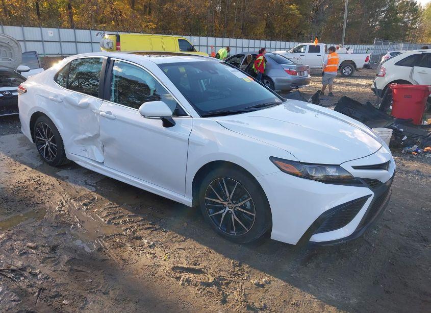 2024 Toyota Camry SE (VIN 4T1T11AK0RU842354) main photo
