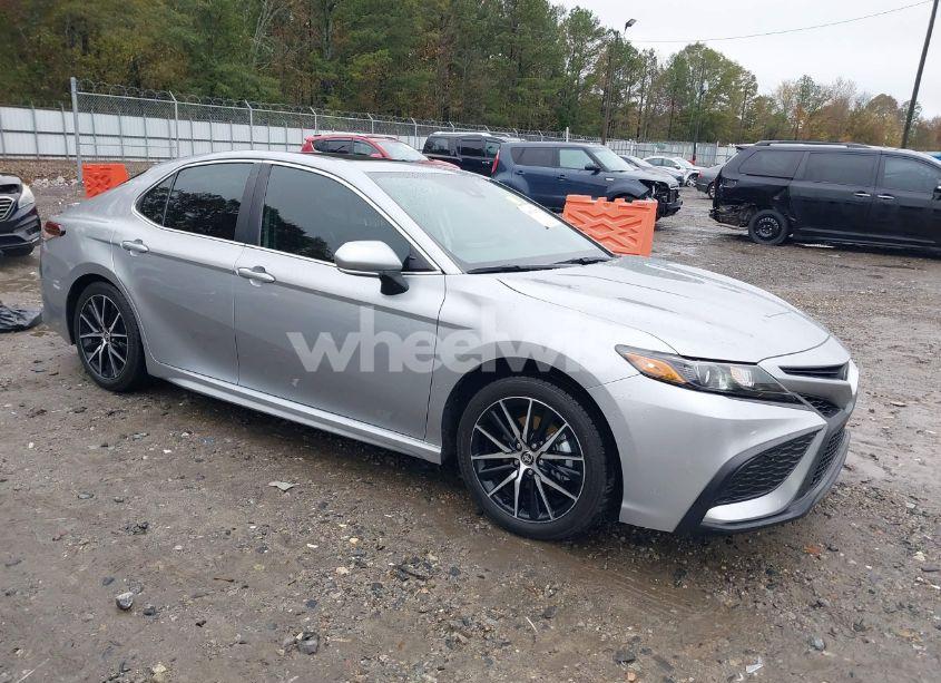 2021 Toyota Camry SE (VIN 4T1T11AK1MU540855) main photo