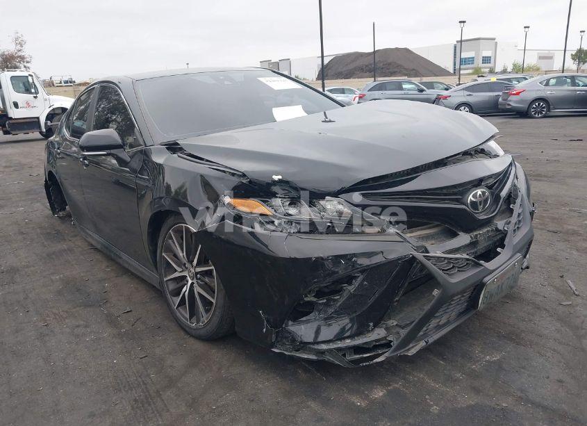 2021 Toyota Camry SE (VIN 4T1T11AK1MU561608) main photo