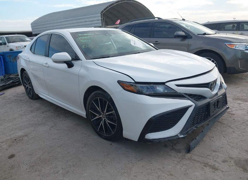 2021 Toyota Camry SE (VIN 4T1T11AK1MU561673) main photo