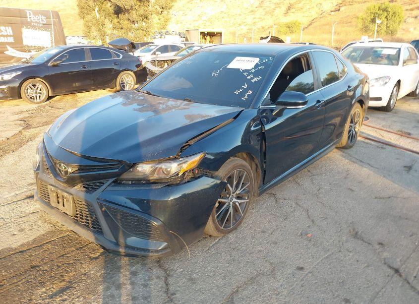 Photo 2 of 2021 Toyota Camry SE (VIN 4T1T11AK1MU561690)