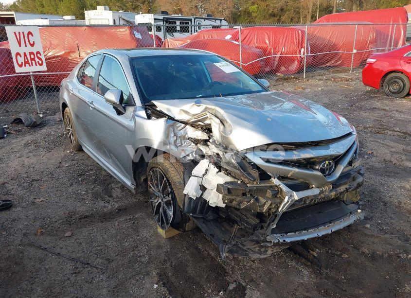 2022 Toyota Camry SE (VIN 4T1T11AK1NU643629) main photo