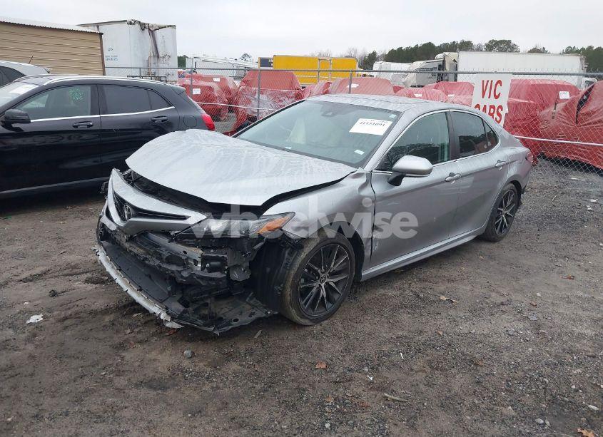 Photo 2 of 2022 Toyota Camry SE (VIN 4T1T11AK1NU643629)