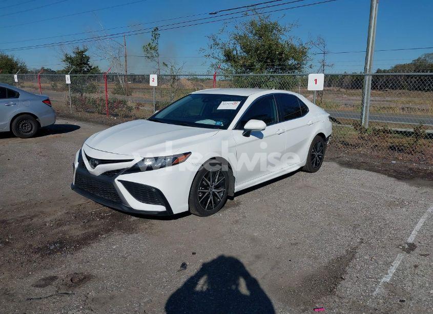 Photo 2 of 2022 Toyota Camry SE (VIN 4T1T11AK1NU691857)
