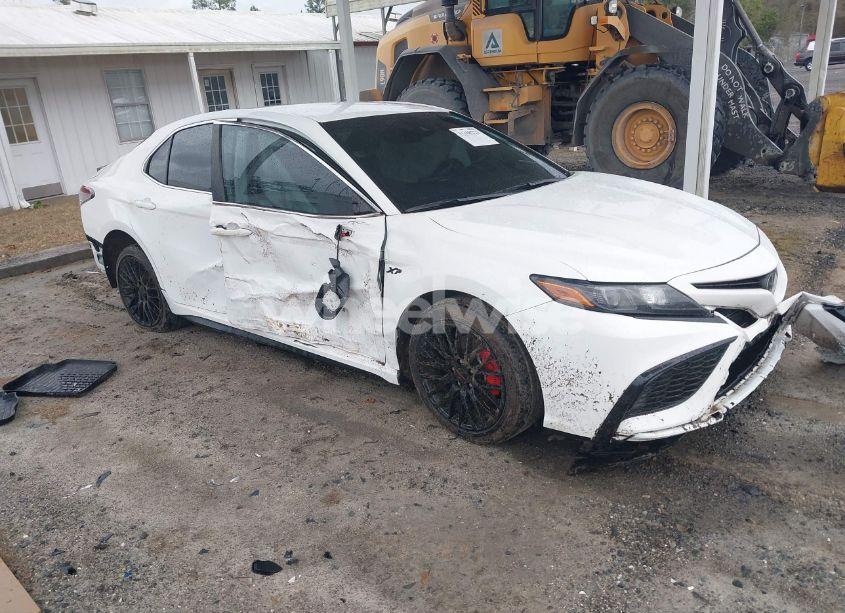 2021 Toyota Camry SE (VIN 4T1T11AK2MU599395) main photo