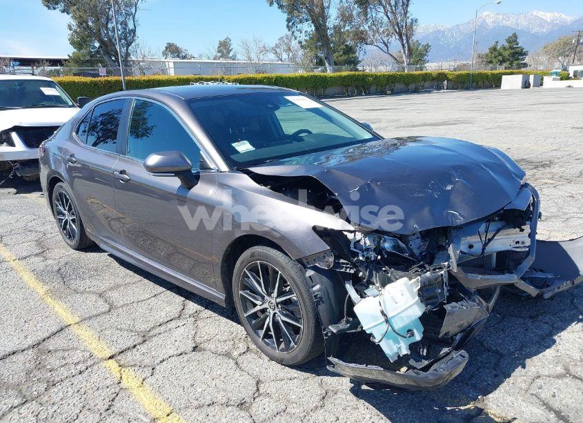 2022 Toyota Camry SE (VIN 4T1T11AK2NU701442) main photo