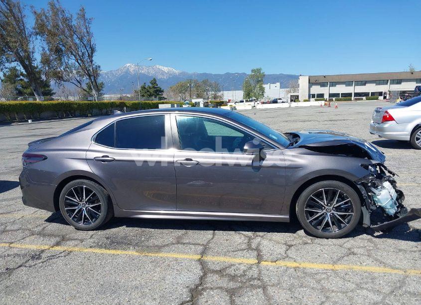 Photo 13 of 2022 Toyota Camry SE (VIN 4T1T11AK2NU701442)