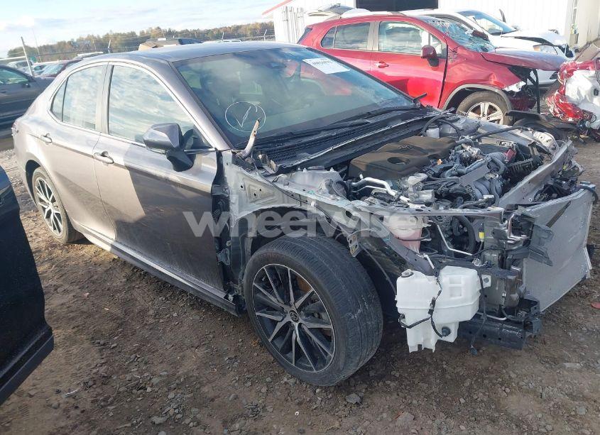 2022 Toyota Camry SE (VIN 4T1T11AK3NU618585) main photo