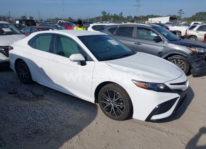 2024 Toyota Camry SE (VIN 4T1T11AK3RU870097) main photo