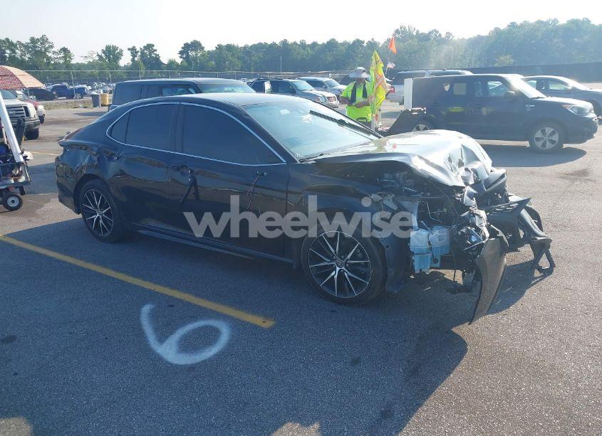 2022 Toyota Camry SE (VIN 4T1T11AK4NU046393) main photo