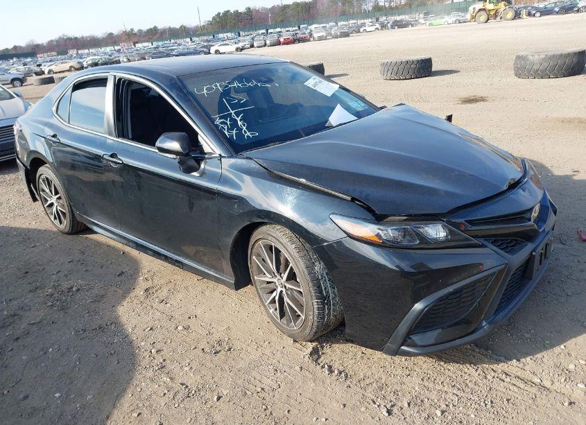 2022 Toyota Camry SE (VIN 4T1T11AK4NU048550) main photo