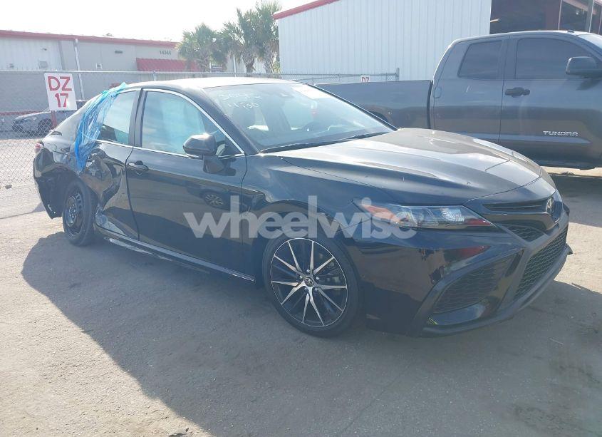 2022 Toyota Camry SE (VIN 4T1T11AK4NU639042) main photo