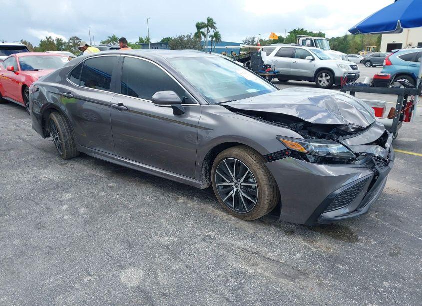 2024 Toyota Camry SE (VIN 4T1T11AK4RU254540) main photo