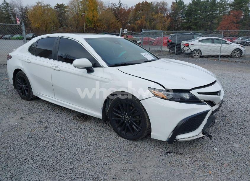 2021 Toyota Camry SE (VIN 4T1T11AK5MU556041) main photo