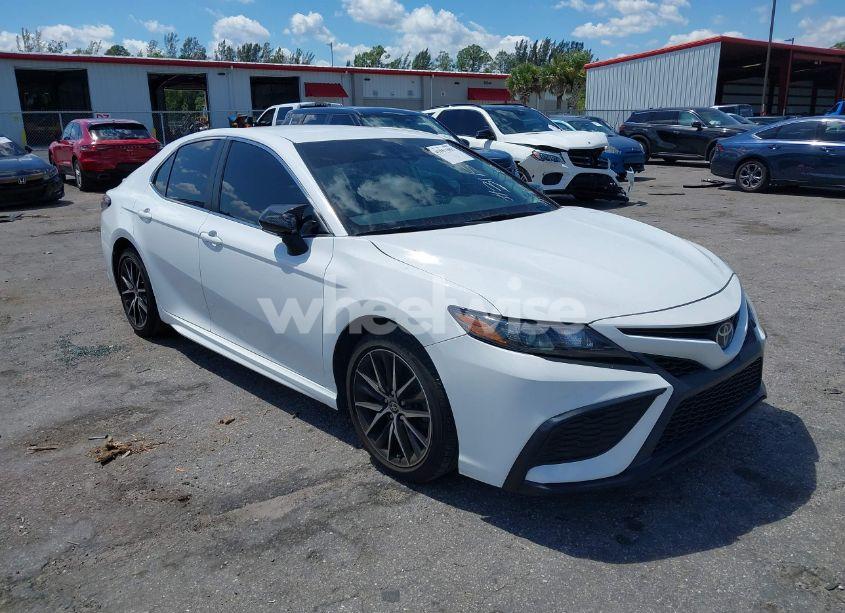 2021 Toyota Camry SE (VIN 4T1T11AK5MU573115) main photo