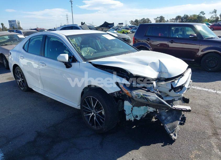 2022 Toyota Camry SE (VIN 4T1T11AK5NU065597) main photo