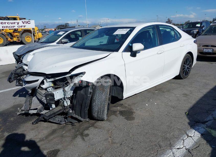 Photo 2 of 2022 Toyota Camry SE (VIN 4T1T11AK5NU065597)