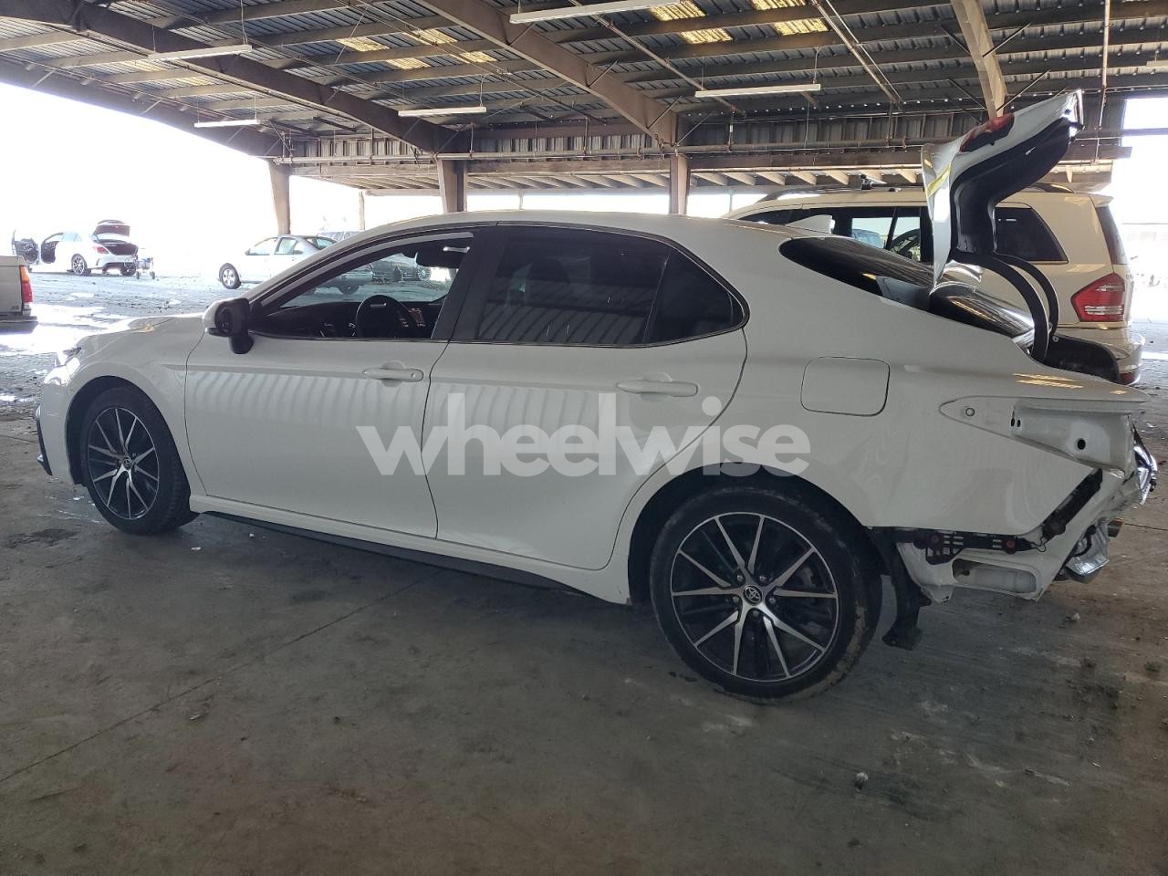 Photo 2 of 2022 TOYOTA CAMRY SE (VIN 4T1T11AK5NU635503)