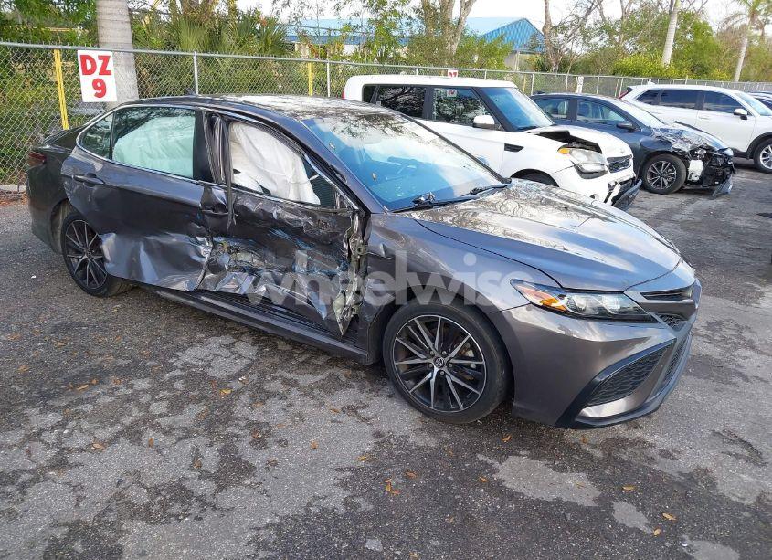 2022 Toyota Camry SE (VIN 4T1T11AK5NU645660) main photo