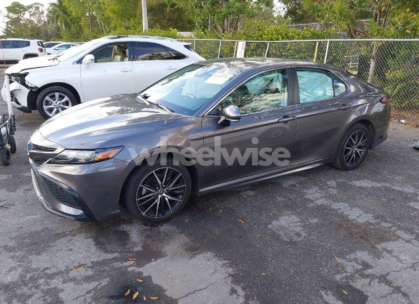 Photo 2 of 2022 Toyota Camry SE (VIN 4T1T11AK5NU645660)