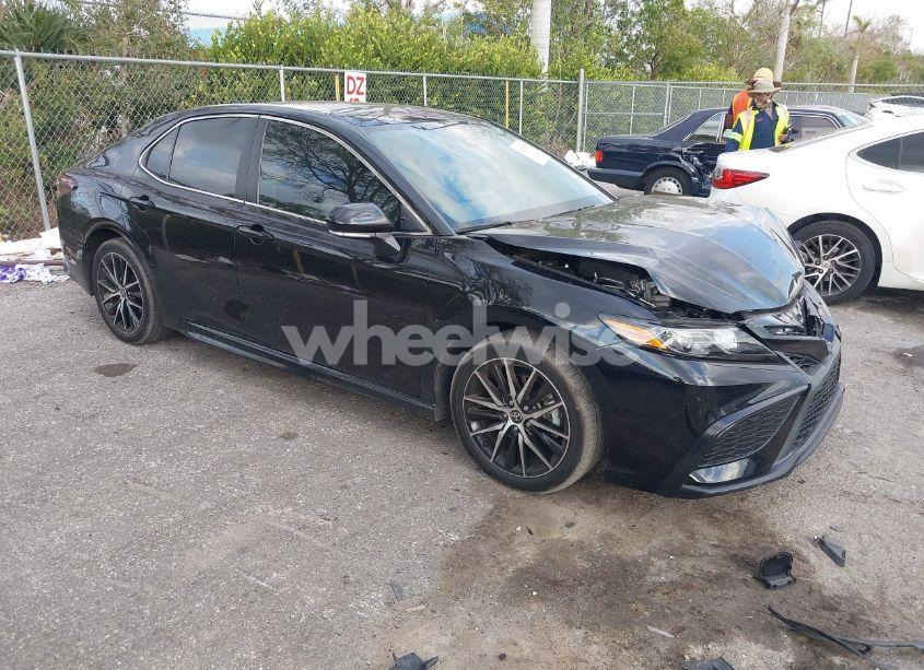 2022 Toyota Camry SE (VIN 4T1T11AK5NU699461) main photo