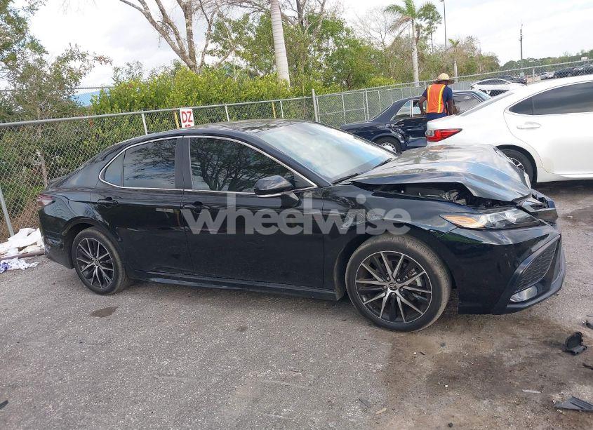 Photo 13 of 2022 Toyota Camry SE (VIN 4T1T11AK5NU699461)