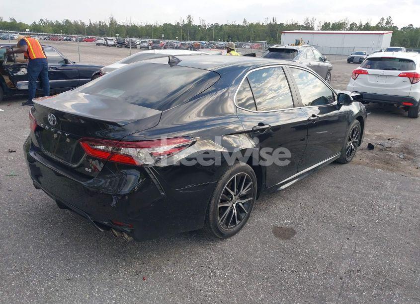 Photo 4 of 2022 Toyota Camry SE (VIN 4T1T11AK5NU699461)