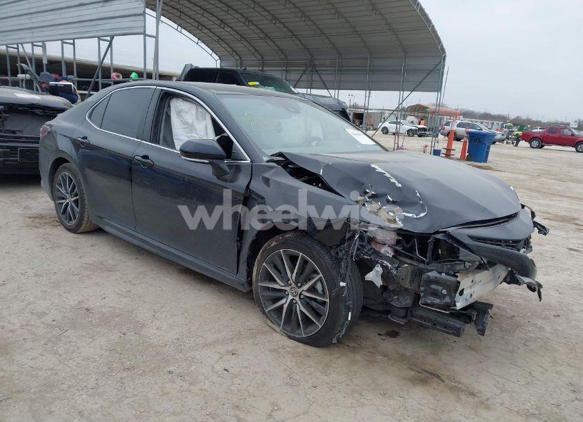 2022 Toyota Camry SE (VIN 4T1T11AK5NU702326) main photo