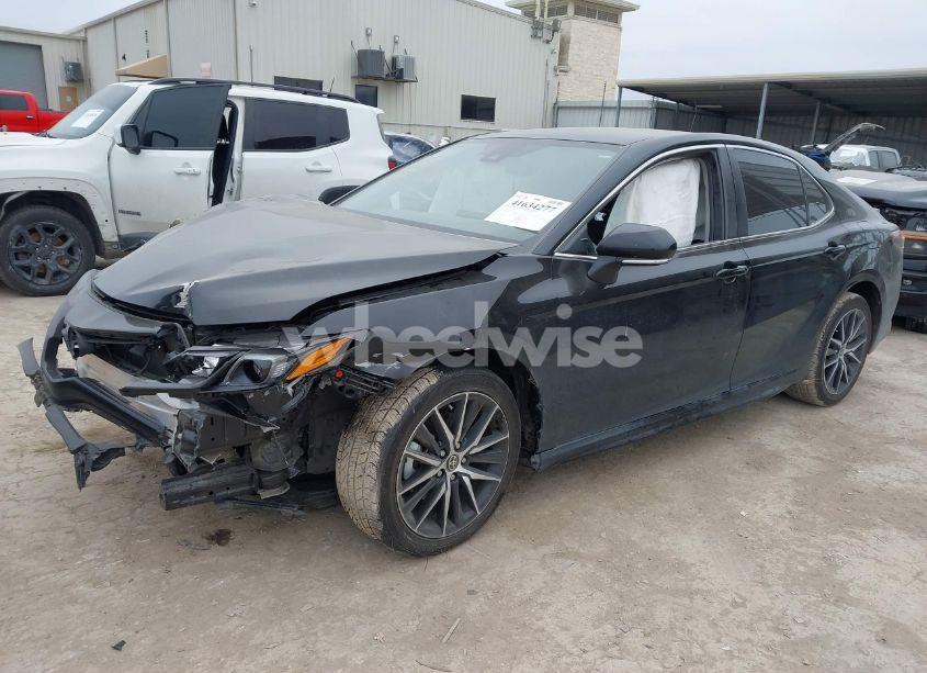 Photo 2 of 2022 Toyota Camry SE (VIN 4T1T11AK5NU702326)