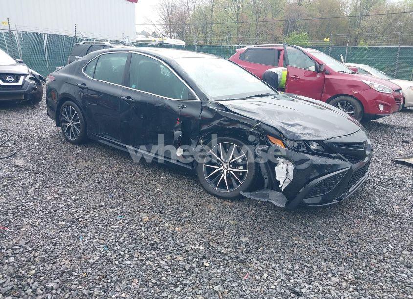 2022 Toyota Camry SE (VIN 4T1T11AK5NU717800) main photo