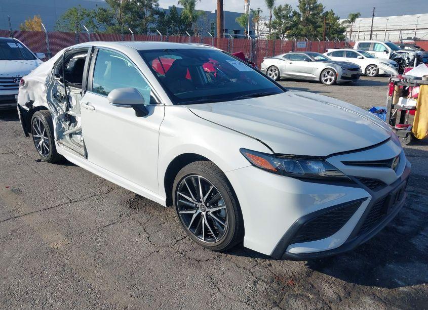 2022 Toyota Camry SE (VIN 4T1T11AK6NU034021) main photo