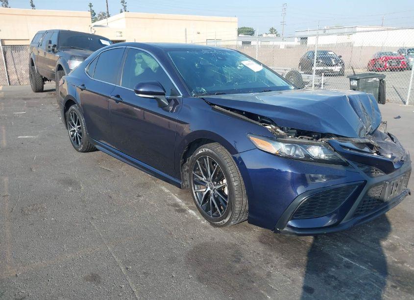 2022 Toyota Camry SE (VIN 4T1T11AK6NU073904) main photo