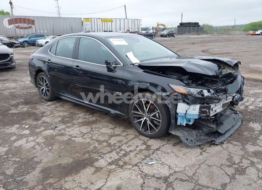 2024 Toyota Camry SE (VIN 4T1T11AK6RU905831) main photo