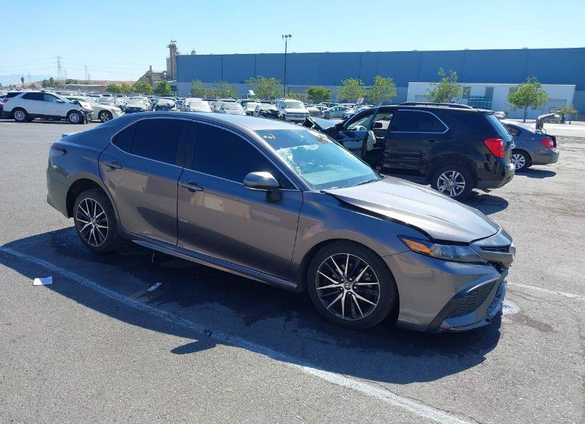 2021 Toyota Camry SE (VIN 4T1T11AK7MU613615) main photo