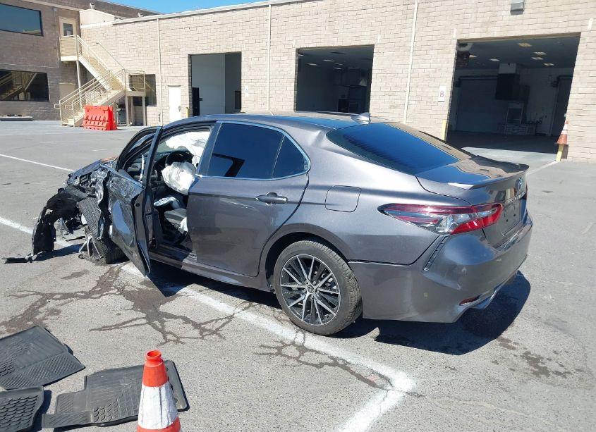 Photo 3 of 2021 Toyota Camry SE (VIN 4T1T11AK7MU613615)