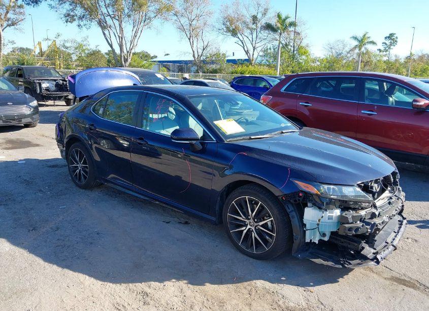 2022 Toyota Camry SE (VIN 4T1T11AK7NU641562) main photo