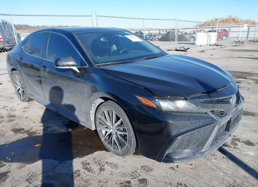 2022 Toyota Camry SE (VIN 4T1T11AK7NU679762) main photo