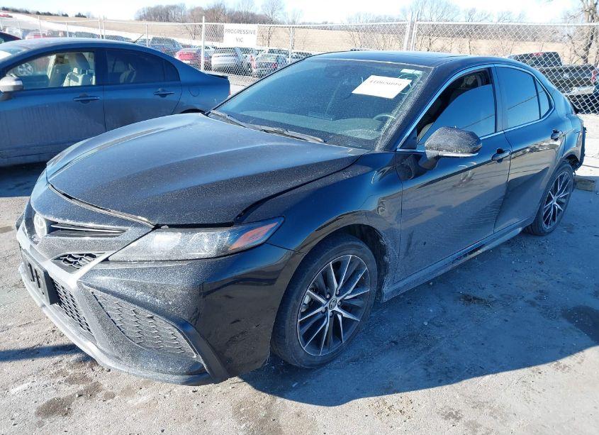 Photo 2 of 2022 Toyota Camry SE (VIN 4T1T11AK7NU679762)