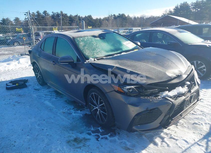 2022 Toyota Camry SE (VIN 4T1T11AK7NU690017) main photo